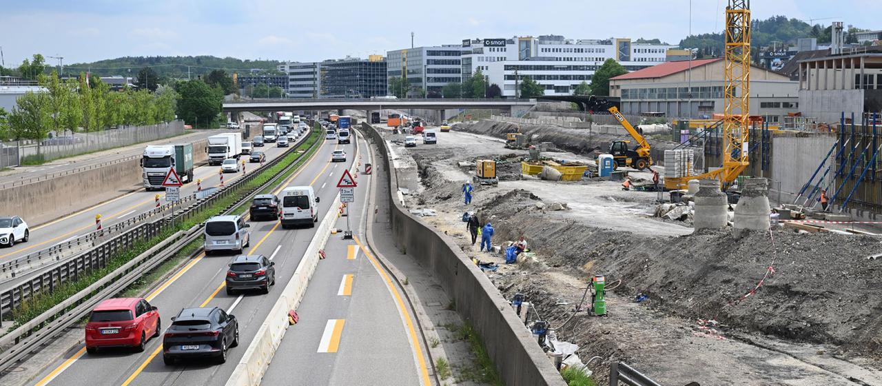 An der A81 bei Sindelfingen wird an einer Baustelle gearbeitet.