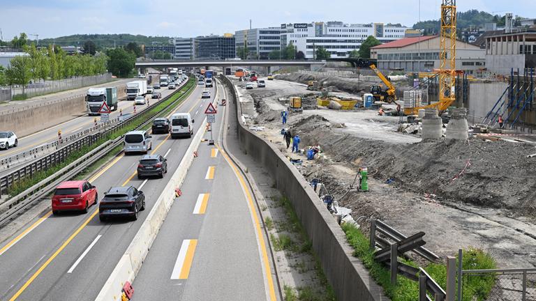 An der A81 bei Sindelfingen wird an einer Baustelle gearbeitet.