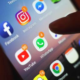 Ein Smartphone-Display mit verschiedenen Socialmedia-Icons.