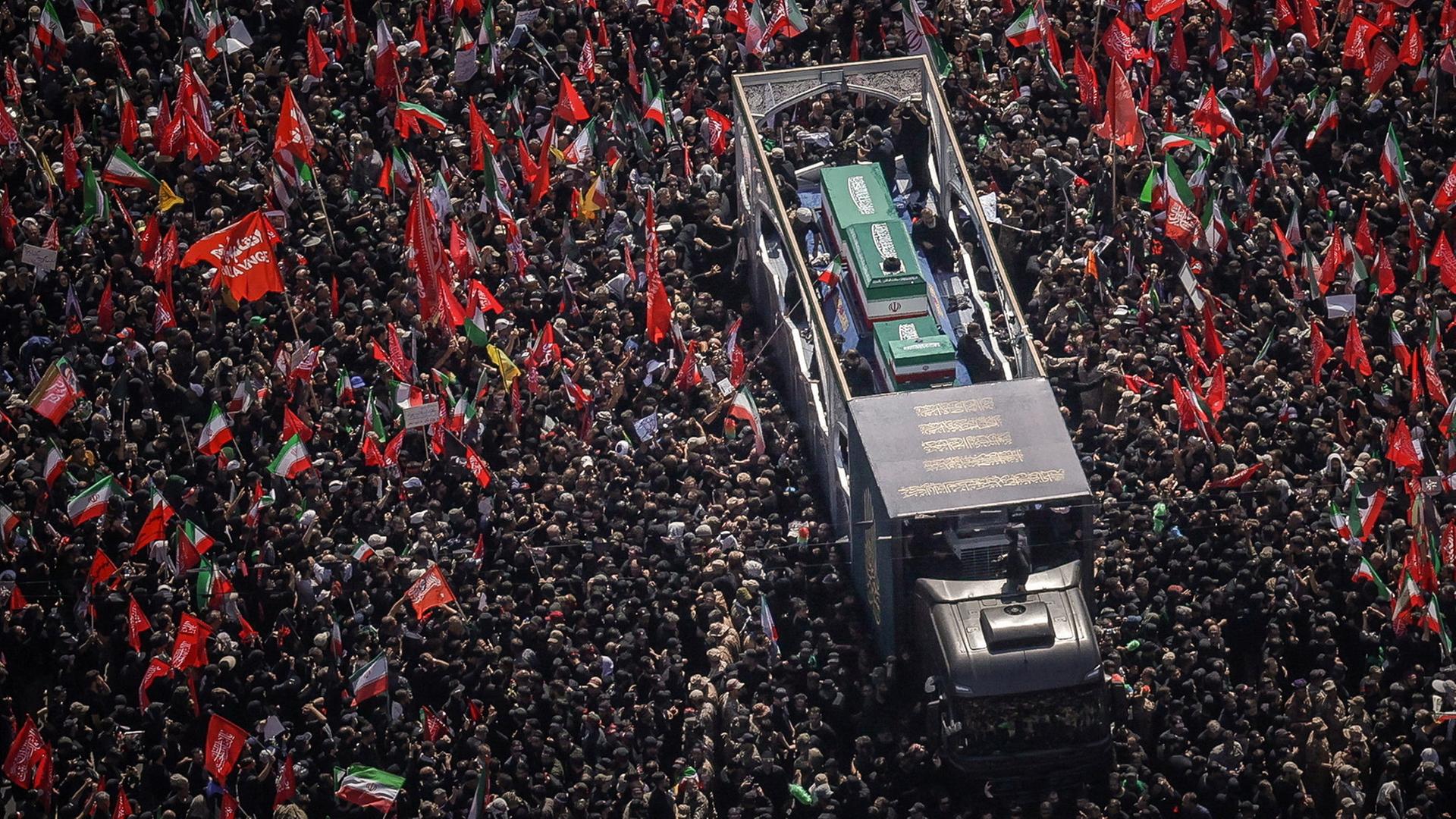 Ein Fahrzeug mit den Särgen des verstorbenen iranischen Obersten Führers Ayatollah Ali Chamenei und seiner Familienangehörigen bewegt sich durch Teheran. | via REUTERS