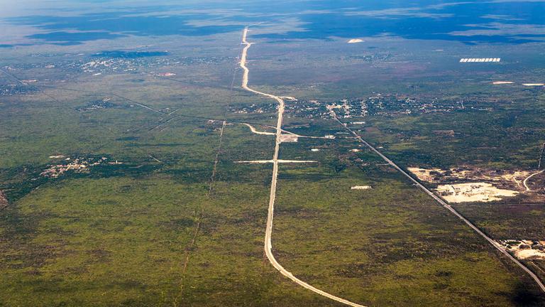 Luftaufnahme der neuen Eisenbahnschienen des Tren Maya in Mexiko.