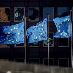 EU-Flaggen vor dem Gebäude der EU-Kommission in Brüssel