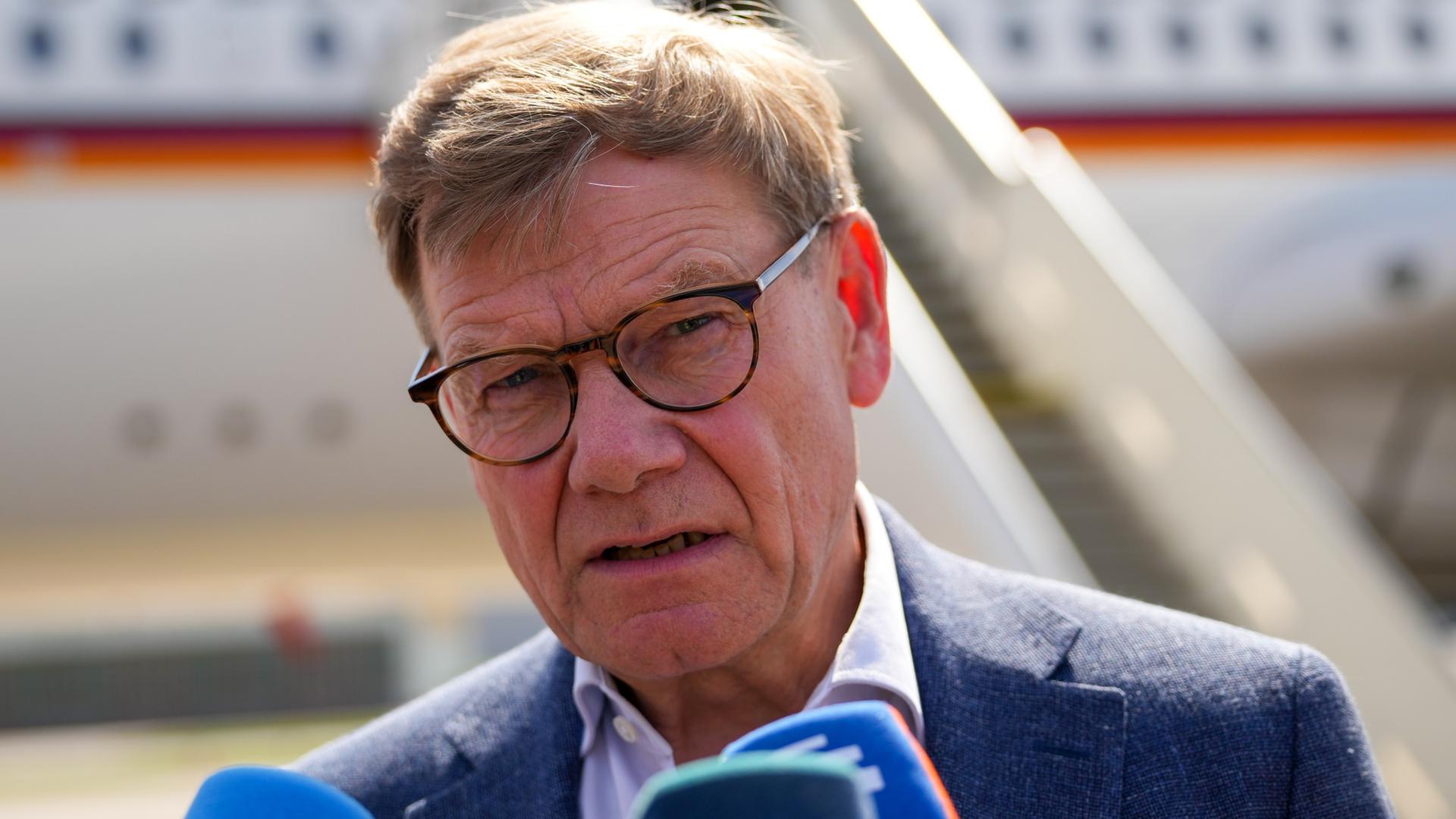 Johann Wadephul spricht vor einem Regierungsflugzeug in Mikrofone. | dpa