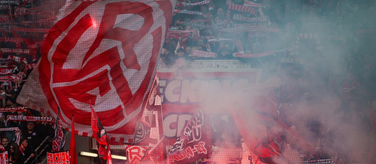 Fans im Stadion von Rot-Weiss Essen.