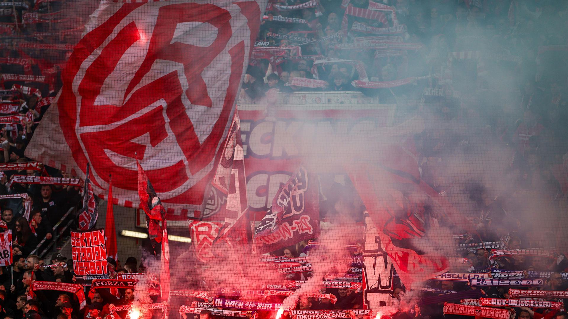 Fans im Stadion von Rot-Weiss Essen. | Christoph Reichwein/dpa