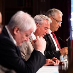 Boris Pistorius, Innenminister von Niedersachsen, Horst Seehofer, Bundesinnenminister, Thomas Strobl, Innenminister von Baden-Württemberg, und Joachim Herrmann, Innenminister von Bayern, sitzen bei der Pressekonferenz zum Abschluss der Innenministerkonferenz auf einem Podium.