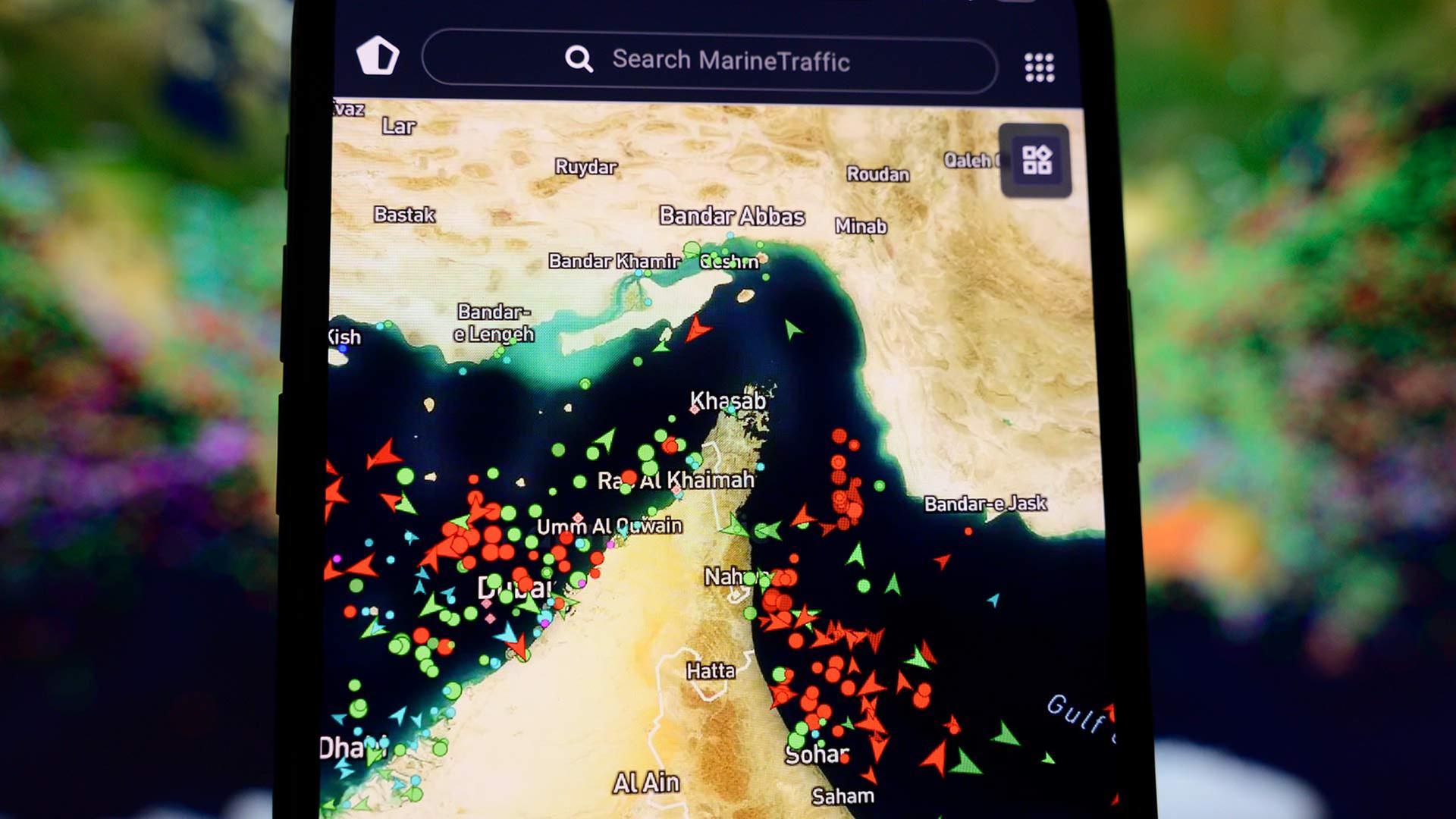 Eine App zeigt auf einem Smartphone Schiffsbewegungen in der Straße von Hormuz. | picture alliance / NurPhoto