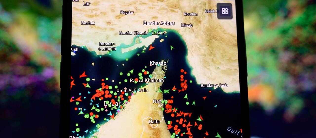 Eine App zeigt auf einem Smartphone Schiffsbewegungen in der Straße von Hormuz. (Archivbild: 27.3.2026)