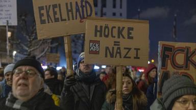 Demonstration "Zeichen gegen Rechts · Kein Platz für Nazis": Demonstrierenden mit Schildern, auf denen "EKELHAfD" und "Höcke = Nazi" steht