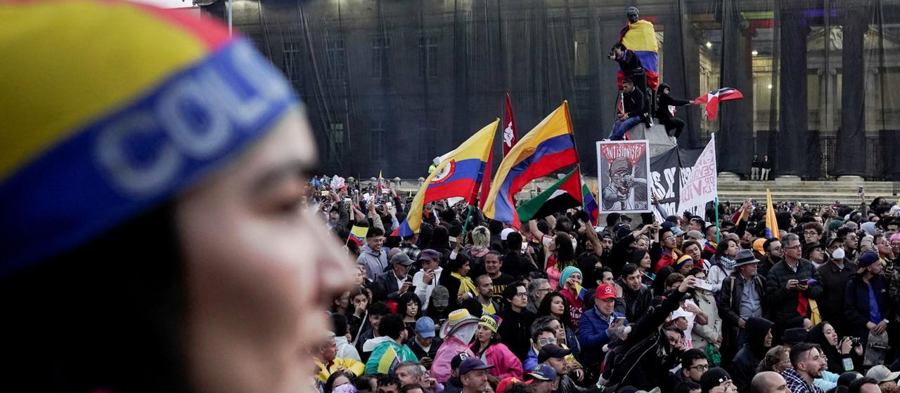 Anhänger des kolumbianischen Präsidenten Gustavo Petro nehmen an einer von der Regierung einberufenen Kundgebung zur Verteidigung der nationalen Souveränität teil.