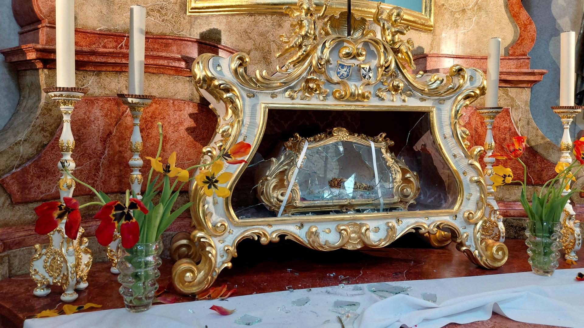 Aus diesem Seitenaltar wurde der Schädel der Heiligen Zdislava in der Laurentiuskirche von Jablonne v Podjestedi gestohlen. | Marek Kunto/CTK/dpa