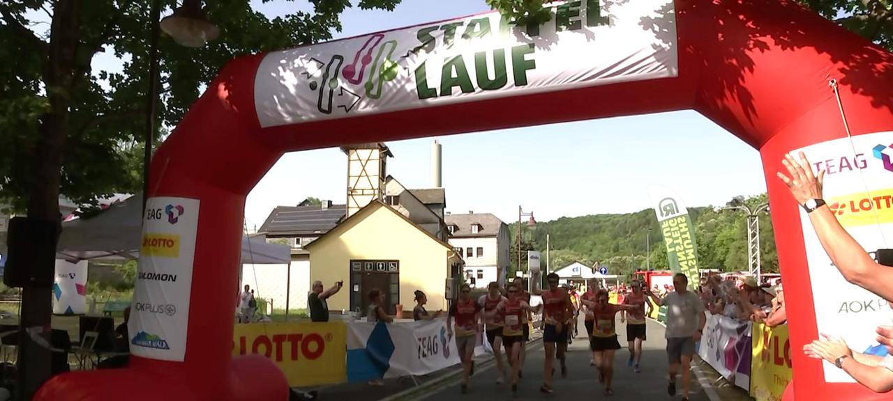 Mehrere Läufer laufen durch ein ein Ziel