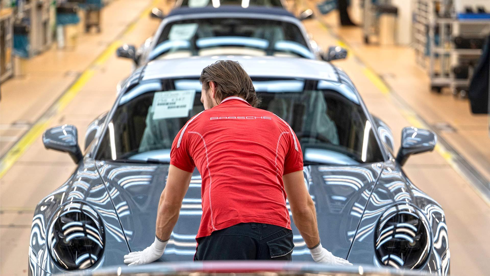 Porsche-Mitarbeiter in der Produktion im Stammwerk in Zuffenhausen. | picture alliance/dpa