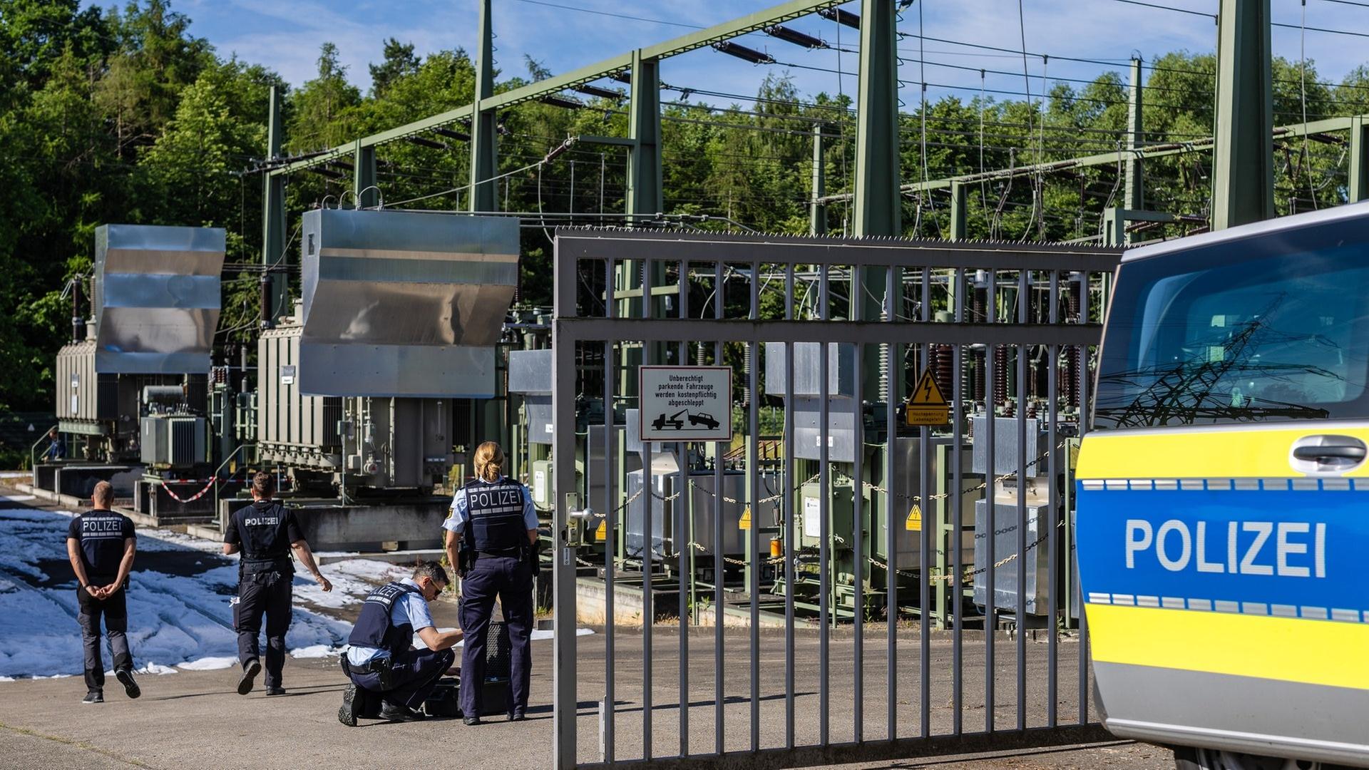 Stromausfall in Reutlingen: EinsatzkrÃ¤fte der Polizei stehen im Rahmen der Ermittlungen in einem Umspannwerk. | dpa Bildfunk, picture alliance/dpa | Christoph Schmidt
