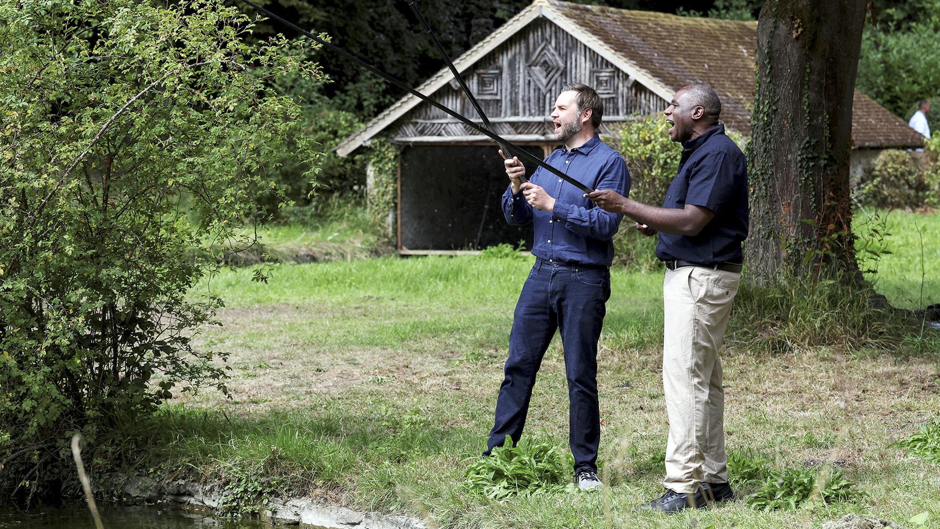 JD Vance (l) angelt mit dem britischen Außenminister David Lammy | dpa