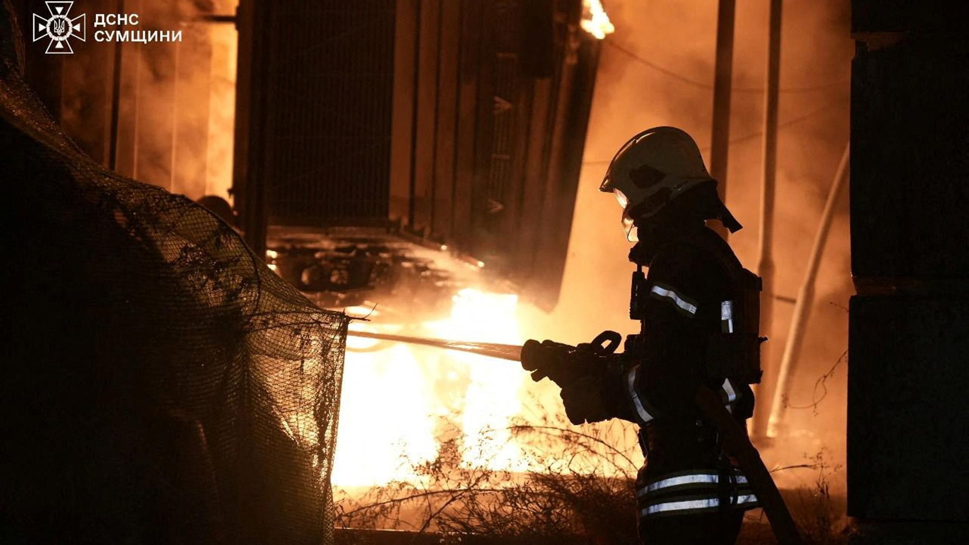 Ein Feuerwehrmann einen Brand in der Region Sumy (Ukraine). | State Emergency Service of Ukraine in Sumy region/Handout via REUTERS