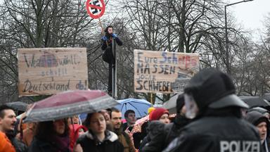Ein Polizist sichert eine Demonstration gegen Rechtsextremismus in Dresden ab.