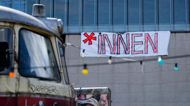  Ein Plakat mit der Aufschrift "*Innen" ist an der Hochschule für Fernsehen und Film München (HFF) zu sehen.
