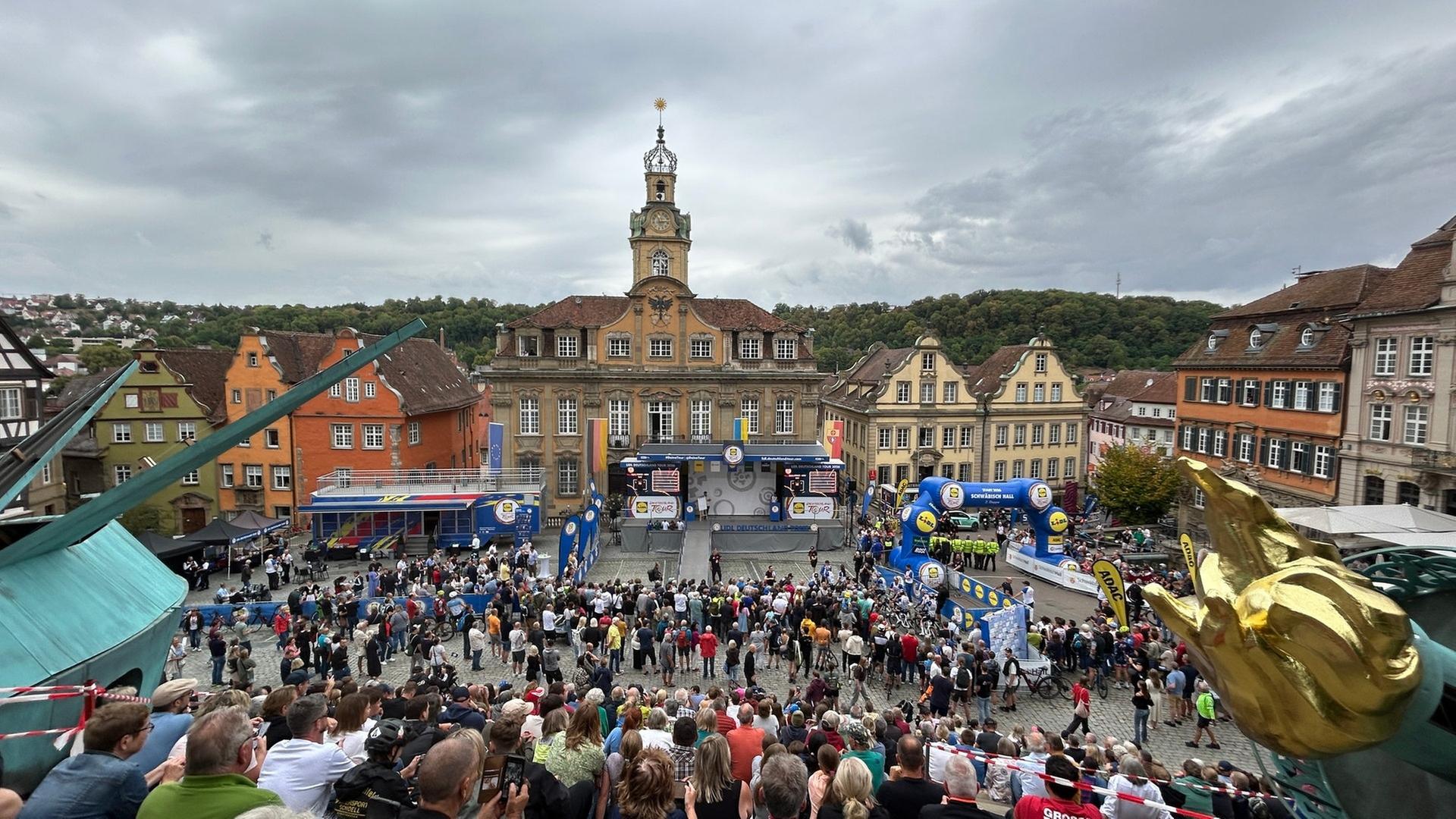 Hunderte Fans bejubeln in Schwäbisch Hall die Radsportstars