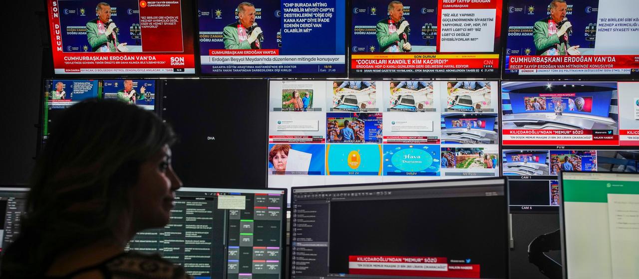 Bildschirme in der Zentrale des türkischen Nachrichtensenders Halk TV.
