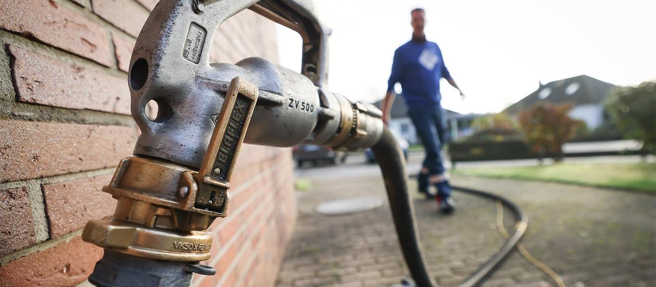 Über eine Zapfpistole wird ein Einfamilienhaus mit Heizöl betankt.