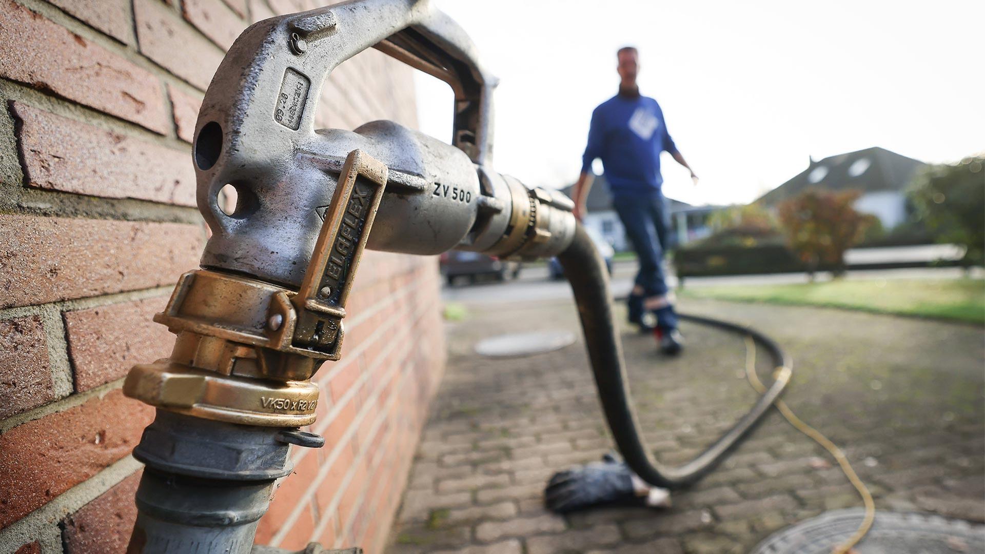 Über eine Zapfpistole wird ein Einfamilienhaus mit Heizöl betankt. | picture alliance/dpa