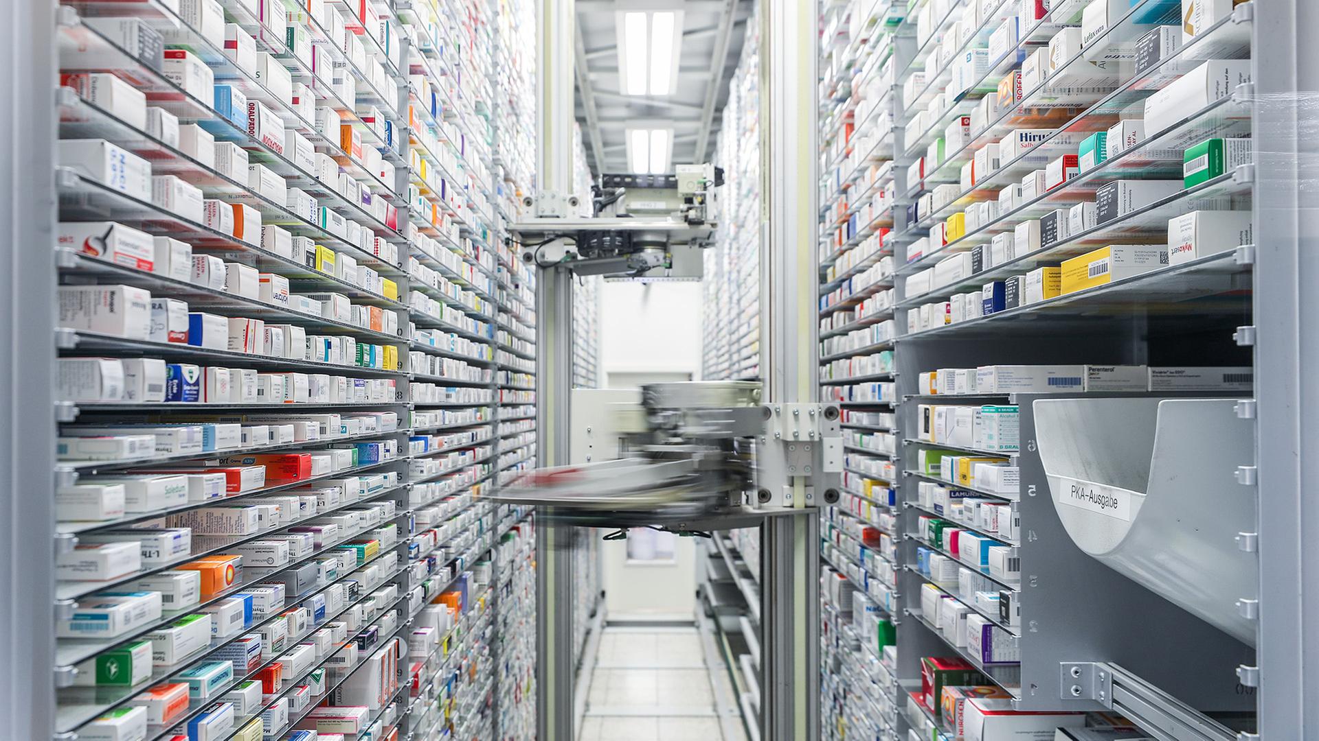 Blick in das automatisierte Medikamentenlager einer Apotheke. | picture alliance/dpa/dpa-Zentral