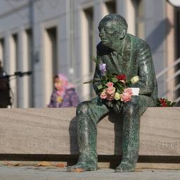 Die Bronzeplastik „Bank für Justin Sonder“ nach ihrer Enthüllung auf dem Brühl in Chemnitz.