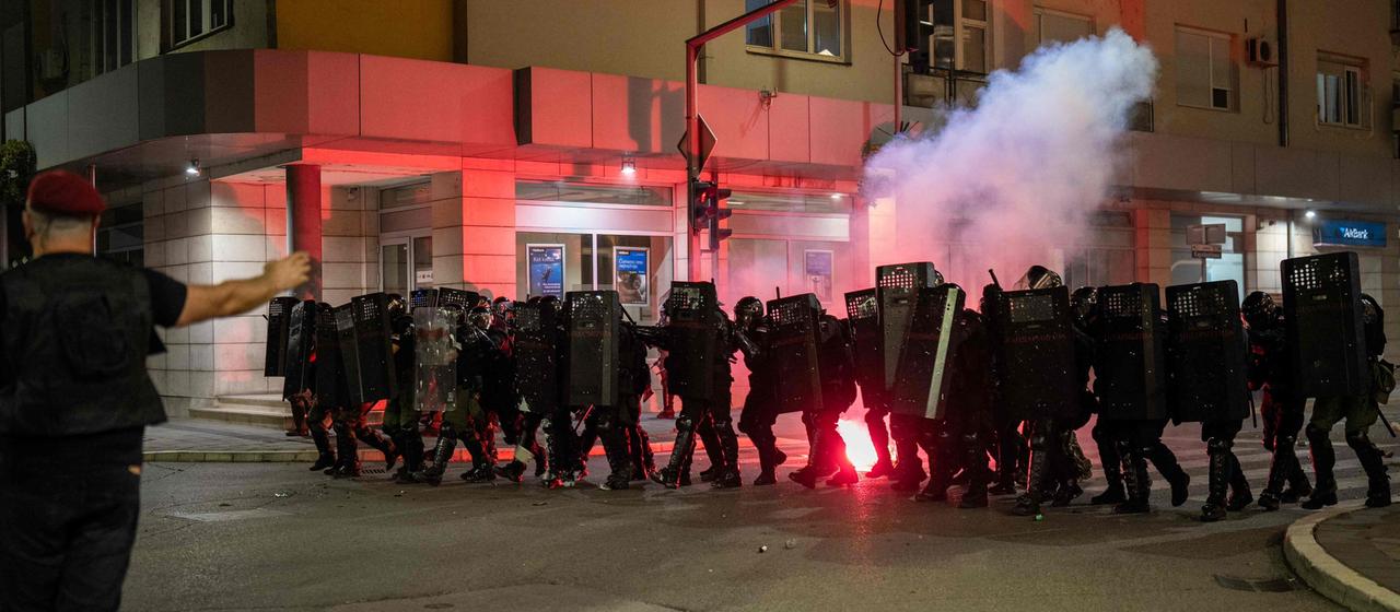 Polizisten stehen auf der Straße bei regierungskritischen Protesten in Valjevo. (Archiv)