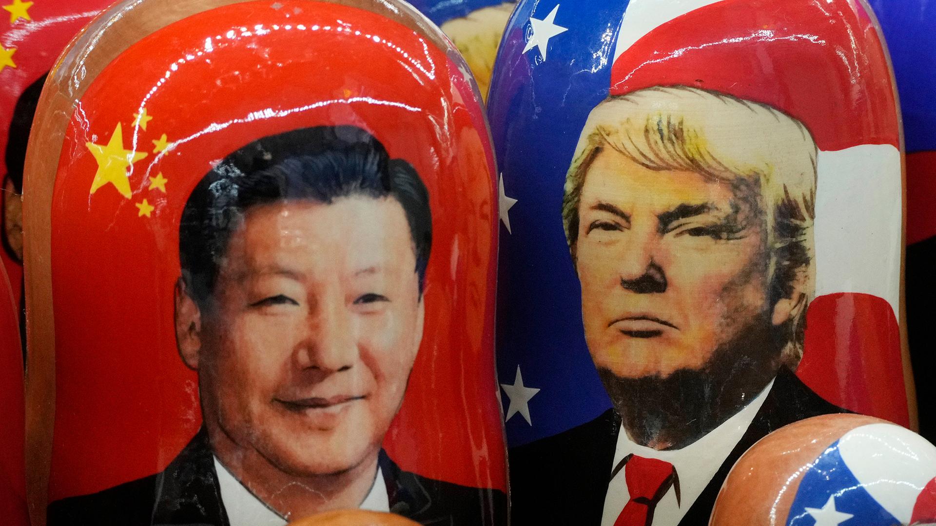 Eine traditionelle Matroschka, die Xi Jinping Donald Trump darstellen. | AP