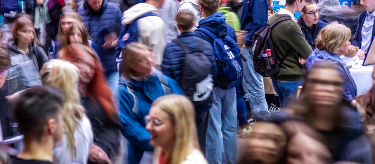 Jugendliche auf einer Jobmesse in Schwerin
