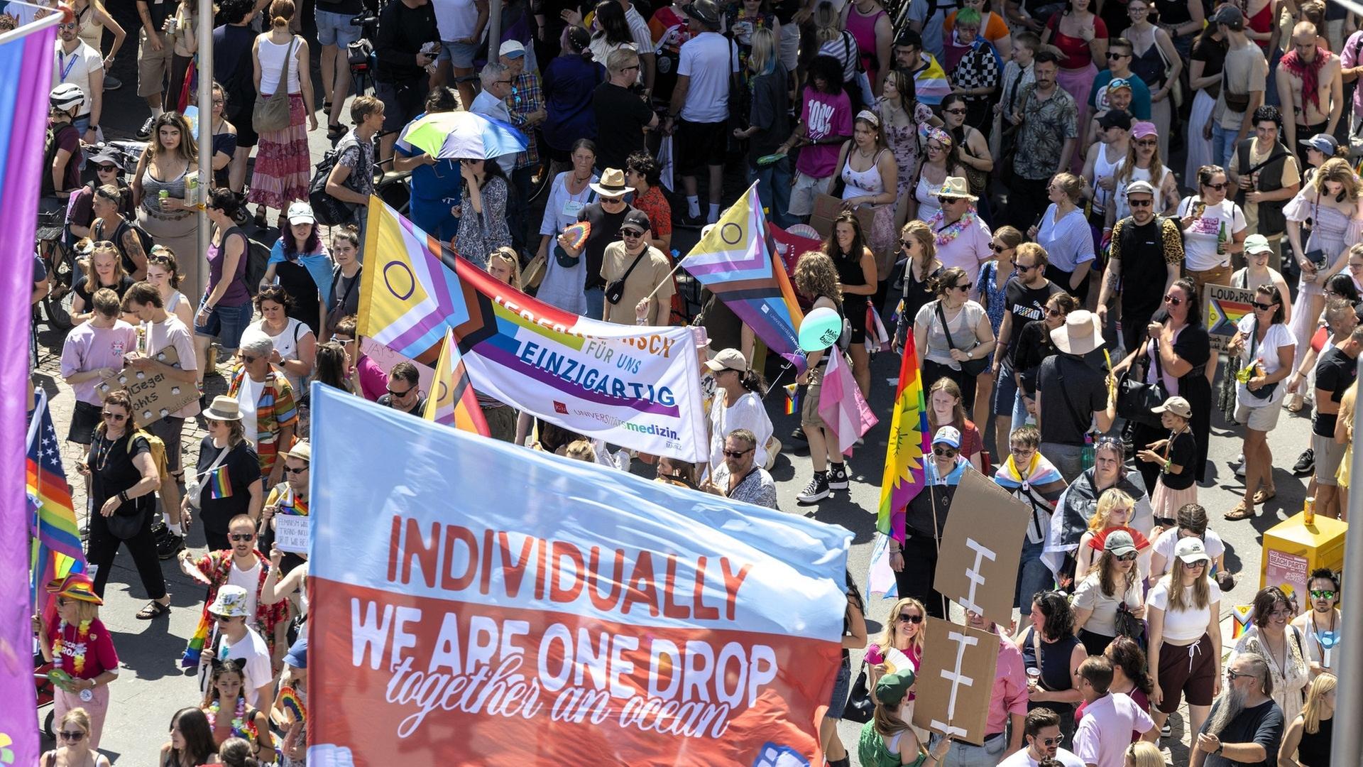 Tausende feiern beim Christopher Street Day in Mainz | picture-alliance / Reportdienste, Picture Alliance