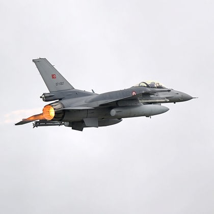 Ein Kampfflugzeug der türkischen Luftwaffe vom Typ F-16 (Symbolbild)