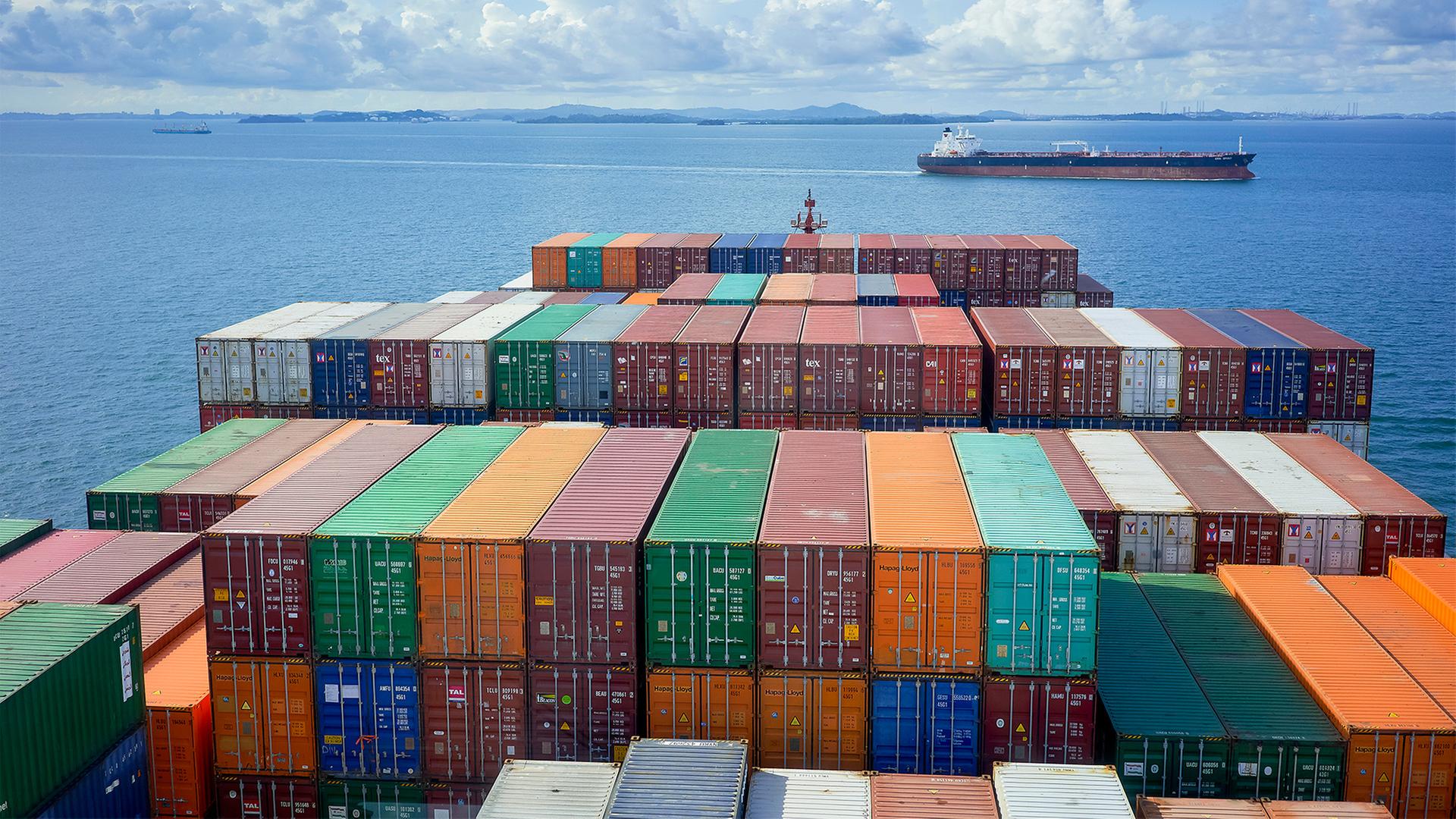 Containerschiff auf See. | picture alliance / Connect Image
