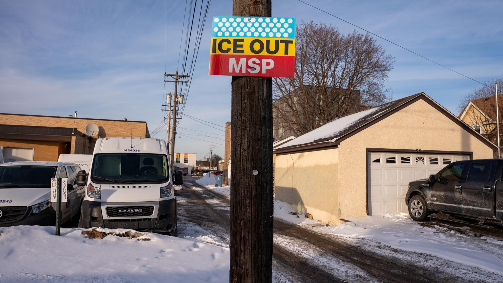 Ein Anti-ICE-Schild ist an einem Masten in Minneapolis, Minnesota, angebracht. | REUTERS