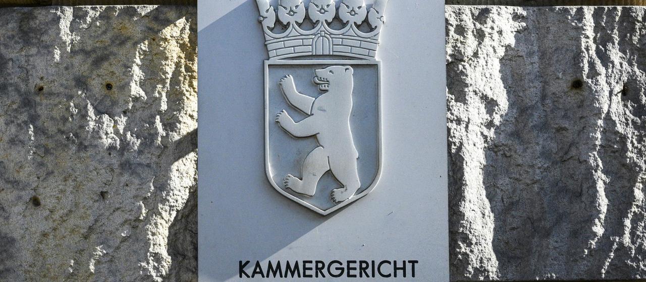 Ein Schild weist auf das Kammergericht Berlin im Gebäude in der Elßholzstraße hin.