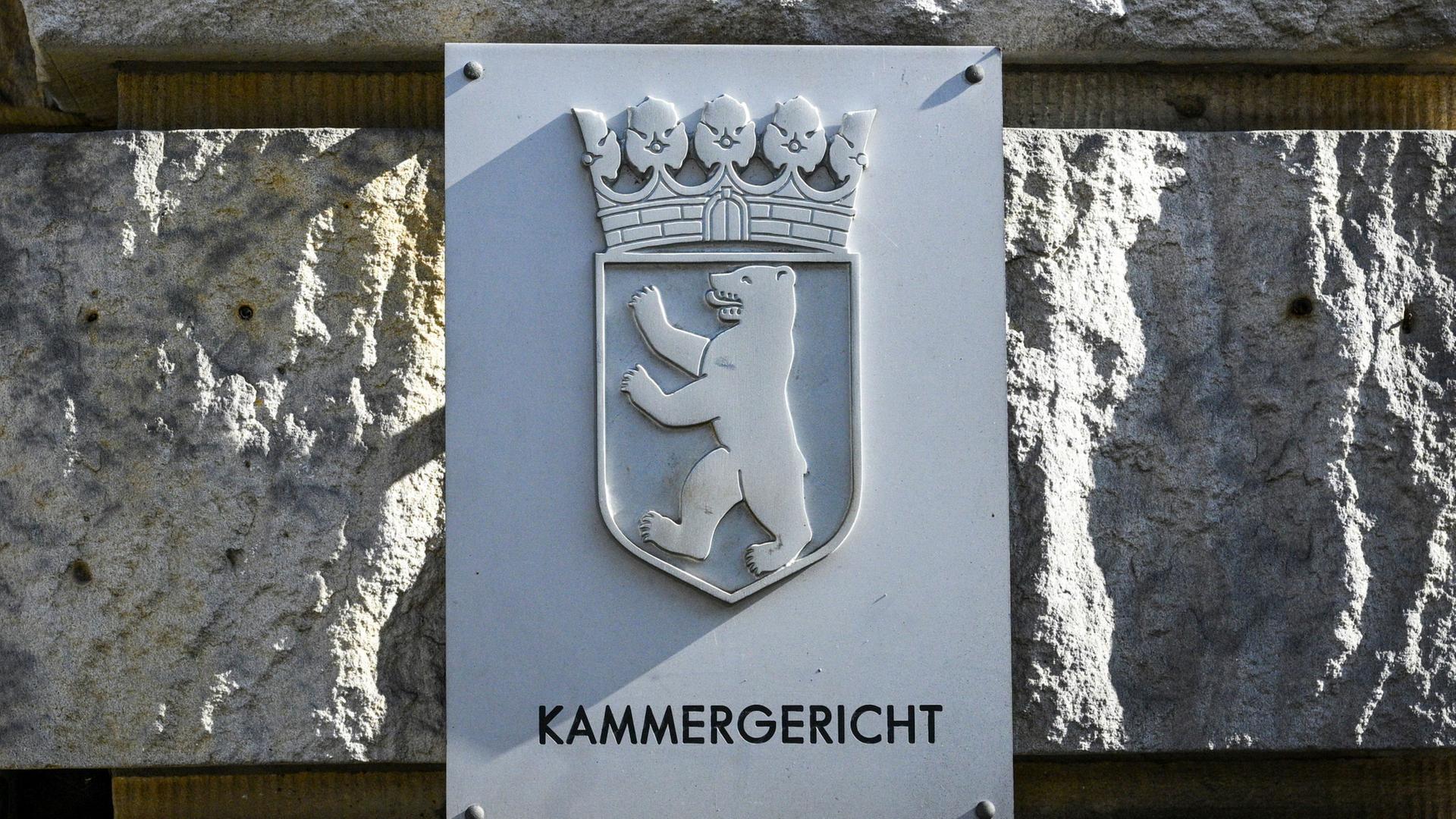 Ein Schild weist auf das Kammergericht Berlin im Gebäude in der Elßholzstraße hin. | Jens Kalaene/dpa