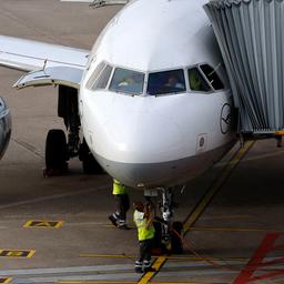 Ein Lufthansa-Flieger am Flughafen Köln Bonn.