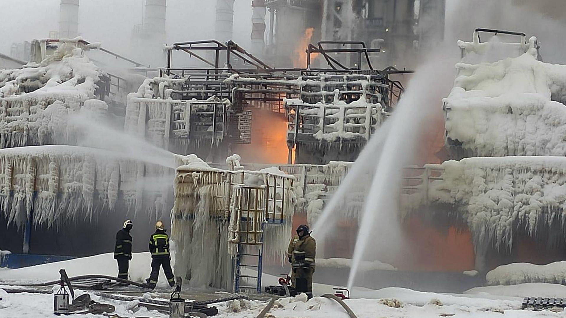 Feuerwehrleute löschen einen Brand (Archiv: 21.1.2024) | dpa
