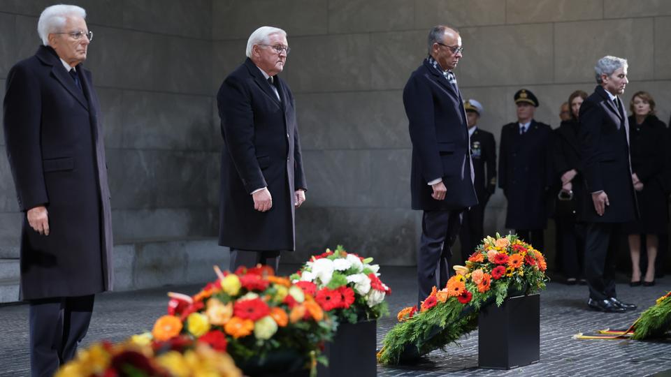 Sergio Mattarella, Frank-Walter Steinmeier und Friedrich Merz in der Neuen Wache. 