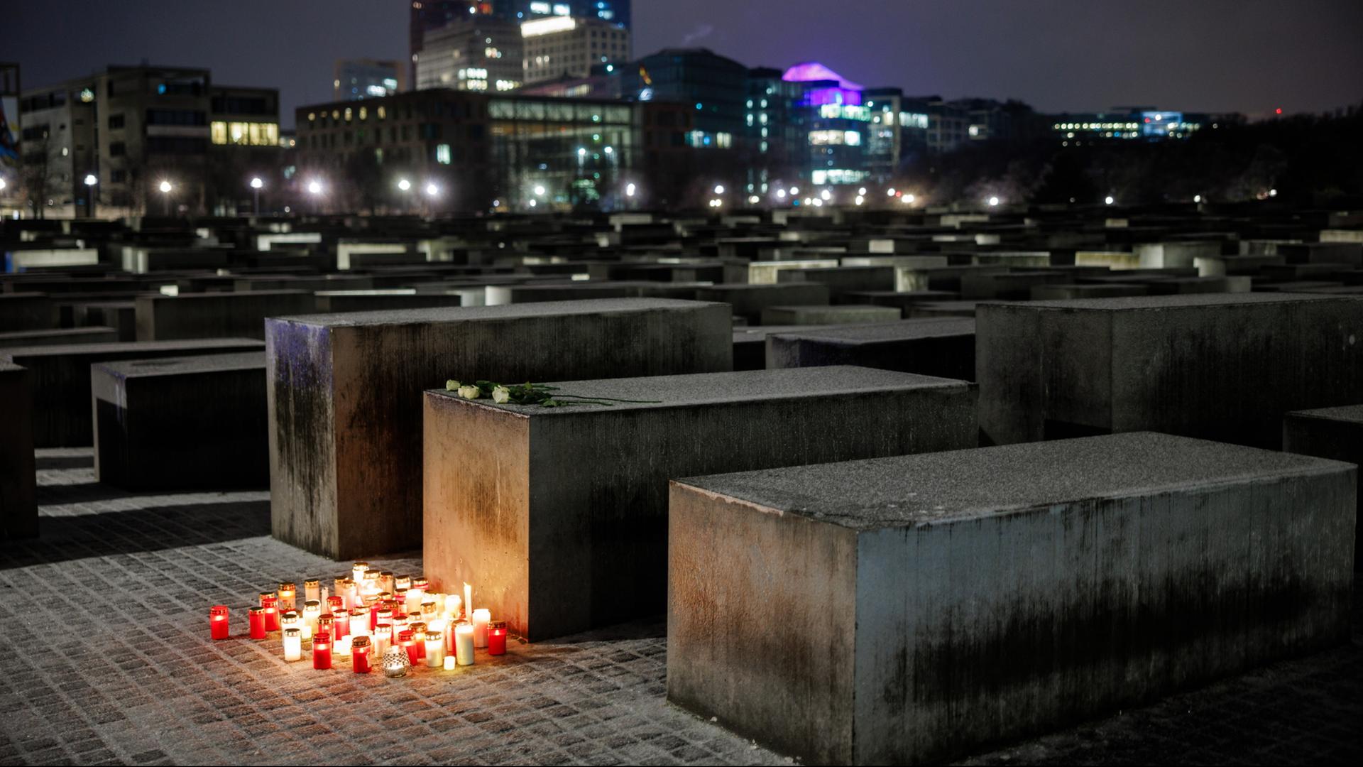Kerzen brennen am Denkmal für die ermordeten Juden Europas in Berlin | EPA