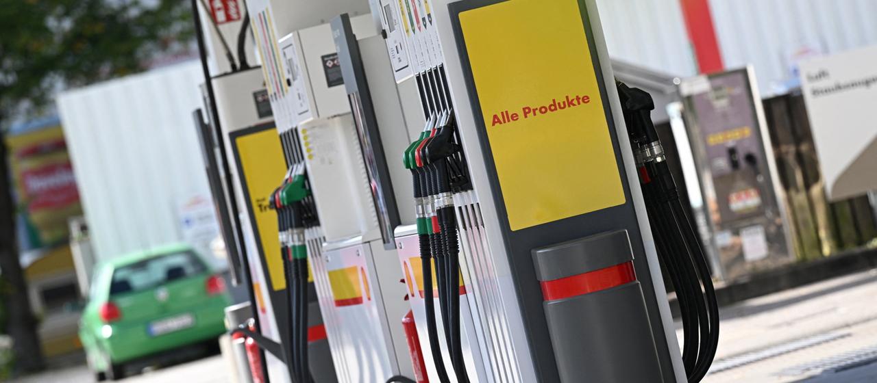 Zapfsäulen sind an einer Tankstelle zu sehen.