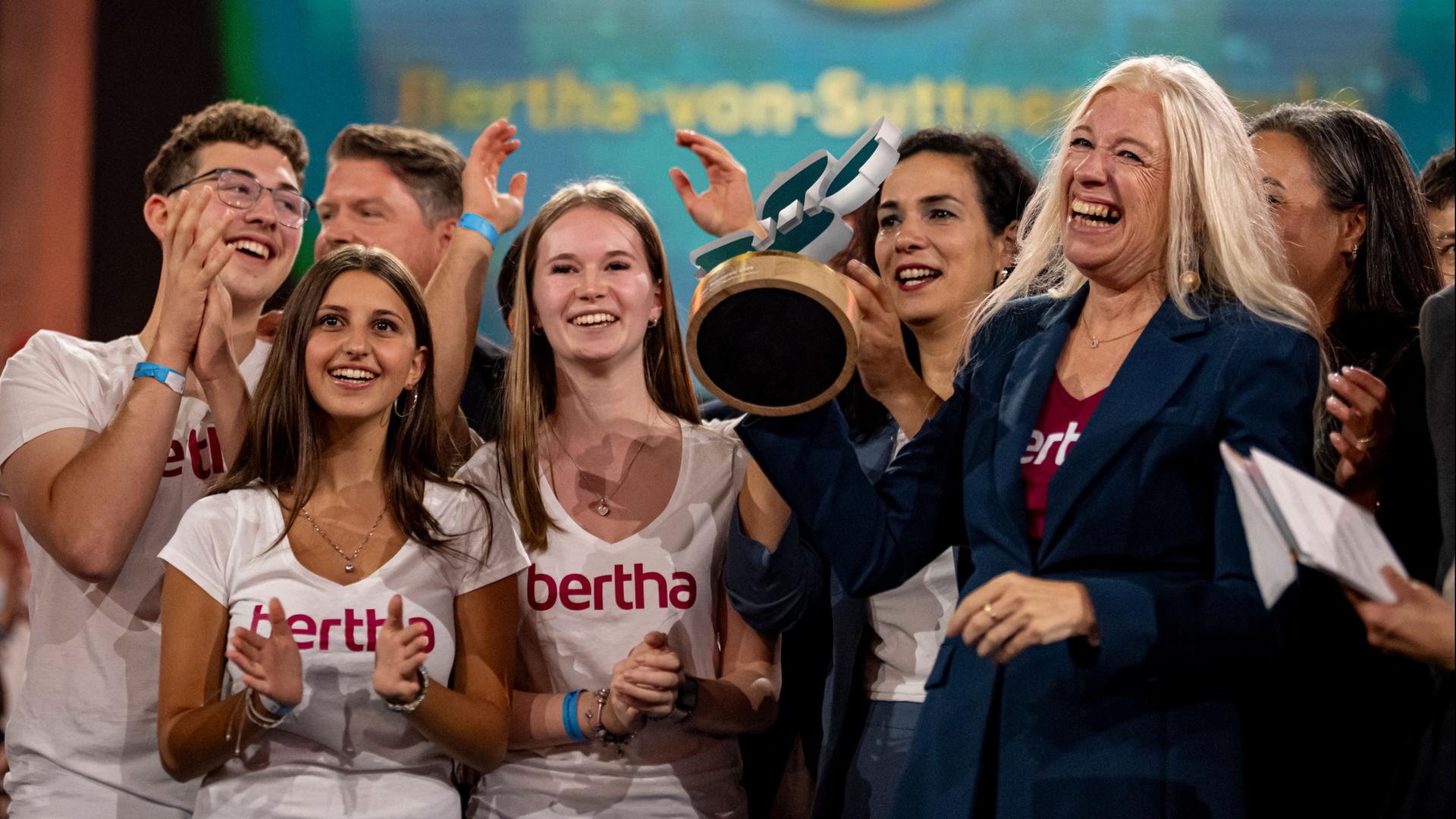 Schüler und Lehrer der Bertha-von-Suttner-Schule in Mörfelden-Walldor nehmen den Deutschen Schulpreis im Studio Berlin Adlershof an. | Fabian Sommer/dpa