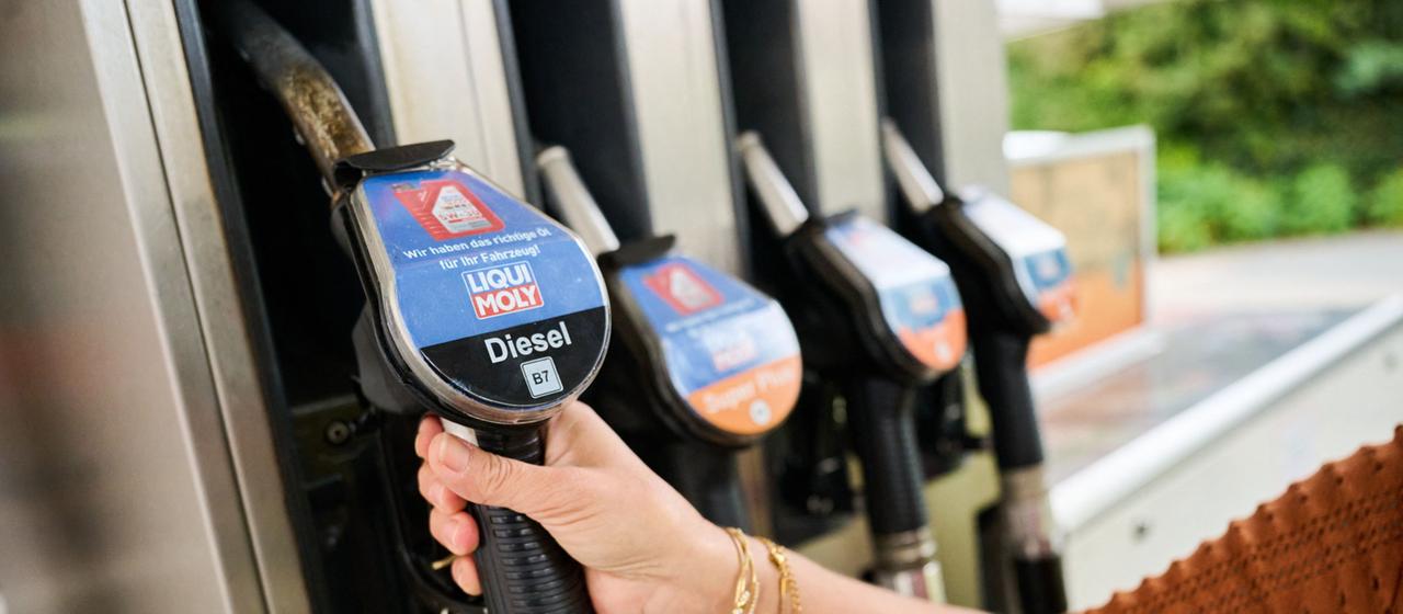 Eine Zapfsäule an einer Tankstelle.