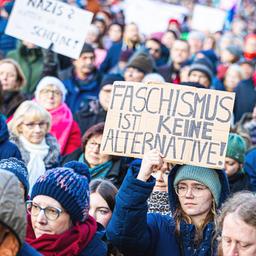 Demonstranten halten Schilder in die Höhe, z.B "Faschismus ist keine Alternative".