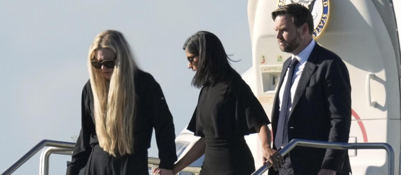 Erika Kirk steigt mit JD Vance und Usha Vance aus einem Flugzeug