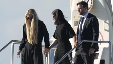 Erika Kirk steigt mit JD Vance und Usha Vance aus einem Flugzeug