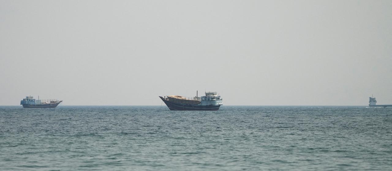 Schiffe in der Straße von Hormus, gesehen von Musandam, Oman, 12. Juli 2026.