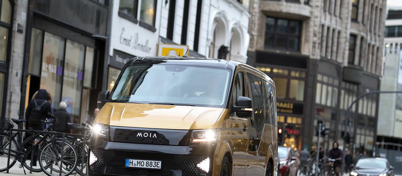 Ein Elektrofahrzeug des Mobilitätsdienstleisters Moia fährt in Hamburg eine Straße entlang.