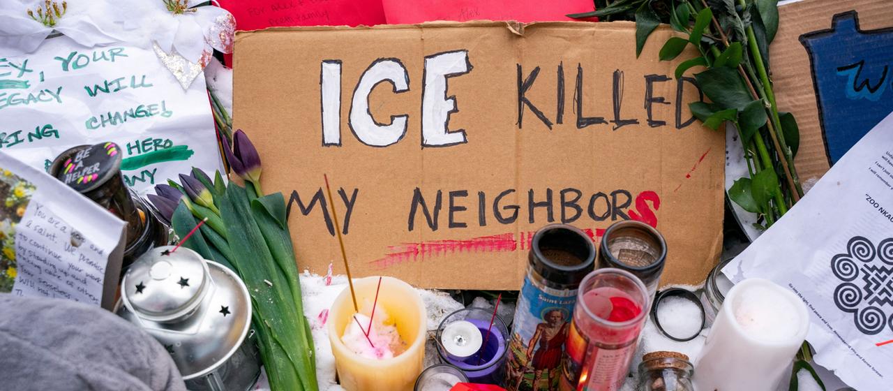 Kerzen, Blumen und Schilder erinnern in Minneapolis an Alex Pretti und Renee Nicole Good.